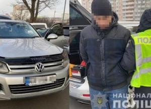 На Киевщине мужчина обворовал офис автосалона и угнал со стоянки автомобиль (фото)