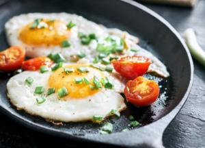 Диетолог предупреждает об опасности куриных яиц