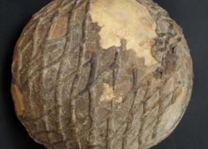 Ученые раскрыли секрет 9000-летнего черепа, украшенного асфальтом (фото)