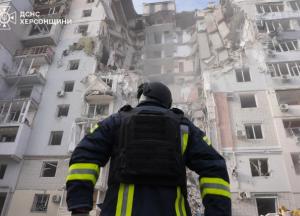 З-під завалів знищеної авіабомбою багатоповерхівки в Херсоні витягли тіло чоловіка (відео)