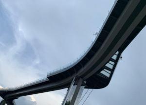 "Мост Кличко" в центре Киева уже закрыли: треснуло стекло (фото)