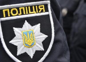 В Киеве полицейский с ножом угрожал прохожим