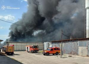 Сморід страшенний: у Кропивницькому техногенна аварія та масштабна пожежа (відео)
