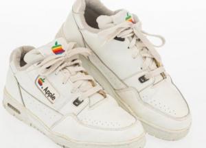 Старые кроссовки сотрудника Apple продали почти за $10 тысяч