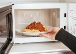 Названы продукты, которые нельзя разогревать в микроволновке 