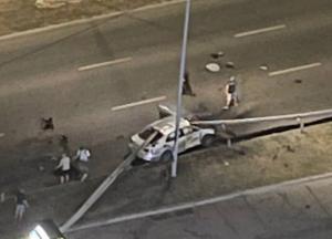 В Киеве машину пронзил отбойник