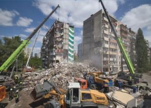 З-під завалів зруйнованого будинку у Києві деблокували тіло 12-річної дівчинки, вже 5 загиблих (відео)