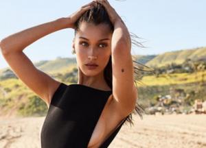 Забыла надеть бюстгальтер: Белла Хадид в прозрачном топе вышла на прогулку (фото)