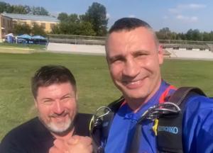 Мэр Киева Кличко спустился с парашютом, поздравляя жителей Украинки с Днем города (видео)