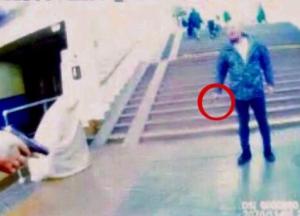 В киевском метро мужчина бросался с ножом на полицейского и пассажиров: задержали со стрельбой