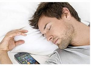 Эксперт рассказал, почему нельзя класть телефон под подушку во время сна