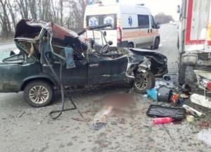 На Черниговщине в результате столкновения фуры и легковушки погиб ребенок (фото)
