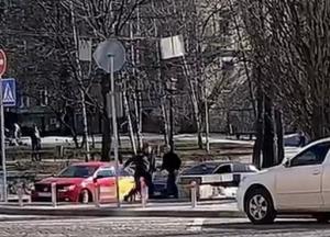 В Киеве конфликт двух водителей перерос в поножовщину (фото)