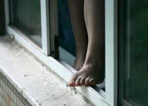 В Николаеве тело женщины, выпавшей из окна, полдня пролежало на жаре (фото)