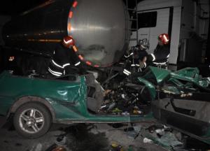 Легковушка влетела в автоцистерну: четверо погибших (фото)