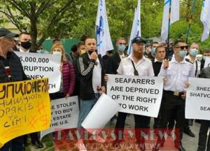 В Киеве проходит акция моряков у стен посольства США