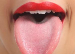 Врачи рассказали, как определить болезнь по цвету языка