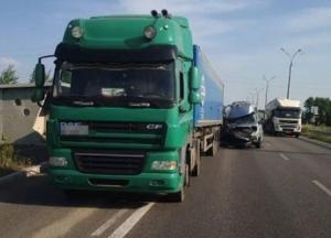 В Днепропетровской области микроавтобус со школьниками столкнулся с грузовиком (фото)