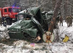 Возле Яворовского полигона перевернулся военный грузовик, пострадали 13 военнослужащих (фото)