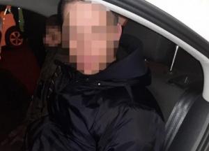 В Киеве двое мужчин с ломом и отверткой пытались ограбить банкомат (фото)