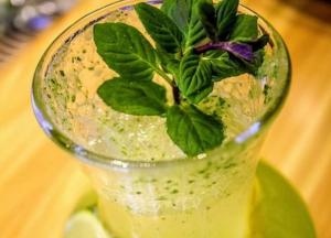 Медики назвали напитки, которые нужно пить утром натощак