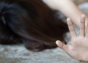 В Николаевской области мужчина изнасиловал 15-летнюю девочку