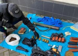 В центре Киева выявили арсенал оружия