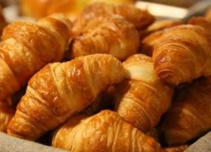 Названы вредные свойства свежей выпечки