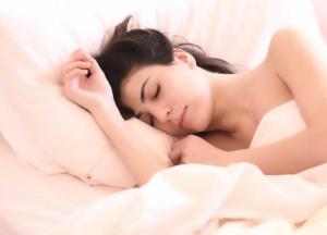 Ученые назвали самую полезную позу для сна