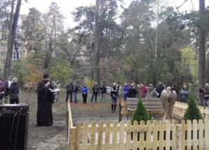 Под Киевом памятник героям АТО выбросили в болото 