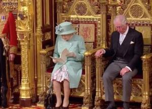 Принц Чарльз заснул во время речи королевы (видео)