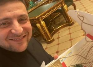 Зеленский поделился фото, показав подарок из "украинского Нью-Йорка"
