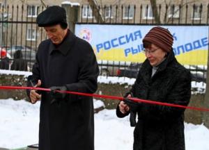 Все для детей: сети повеселили фото торжественной церемонии в России