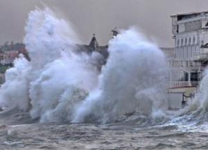 Гигантские волны и бесстрашные туристы: в Крыму жертвами шторма стали сразу 6 человек (видео)