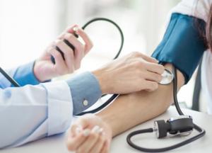 Медики назвали утренний напиток для борьбы с высоким давлением