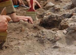 Топор, лук и бородавка на лице: археологи раскопали мумию 13-летней амазонки (фото)