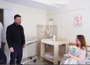 Зеленський приїхав у пологовий будинок в Києві, який атакувала Росія (відео)