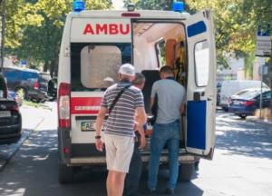 В центре Днепра на женщину обрушился аварийный фасад (видео)