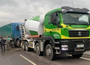 В Киеве две фуры раздавили легковушку (фото, видео)