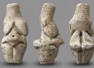 Археологи показали древний оберег богини Венеры, которому 23 тысячи лет