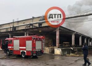 В Киеве вспыхнул мощный пожар на заводе (фото)