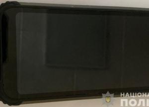 Одессит отобрал у прохожего смартфон и тут же подарил другу