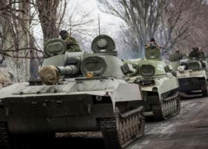 Россия перебрасывает танки к украинской границе, - Bloomberg