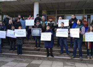 По всей Украине журналисты протестуют против сокращения часов регионального общественного ТВ и радио (фото)