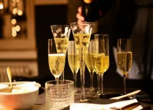 Названы три вида продуктов, которыми опасно закусывать шампанское