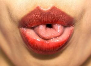 Врачи назвали красный язык симптомом опасной болезни