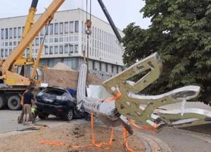 В Херсоне флагшток упал на Lexus чиновника, отвечавшего за установку