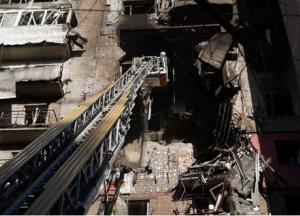 У Дніпрі вже троє загиблих після удару шахеда по 13-поверхівці: відео перших хвилин після прильоту