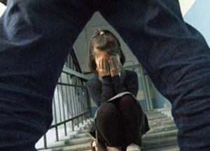 Трогал за интимные места: в Киеве мужчина надругался над девочкой в подъезде