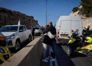Біля Єрусалиму терористи розстріляли людей в авто у черзі до КПП, є жертви (фото)